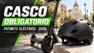 Casco homologado junto a un patinete el&eacute;ctrico en la ciudad