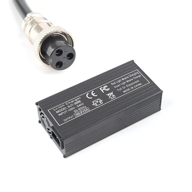 Cargador 86,4V 5A 24S con salida máxima de 100,8V y conector GX16