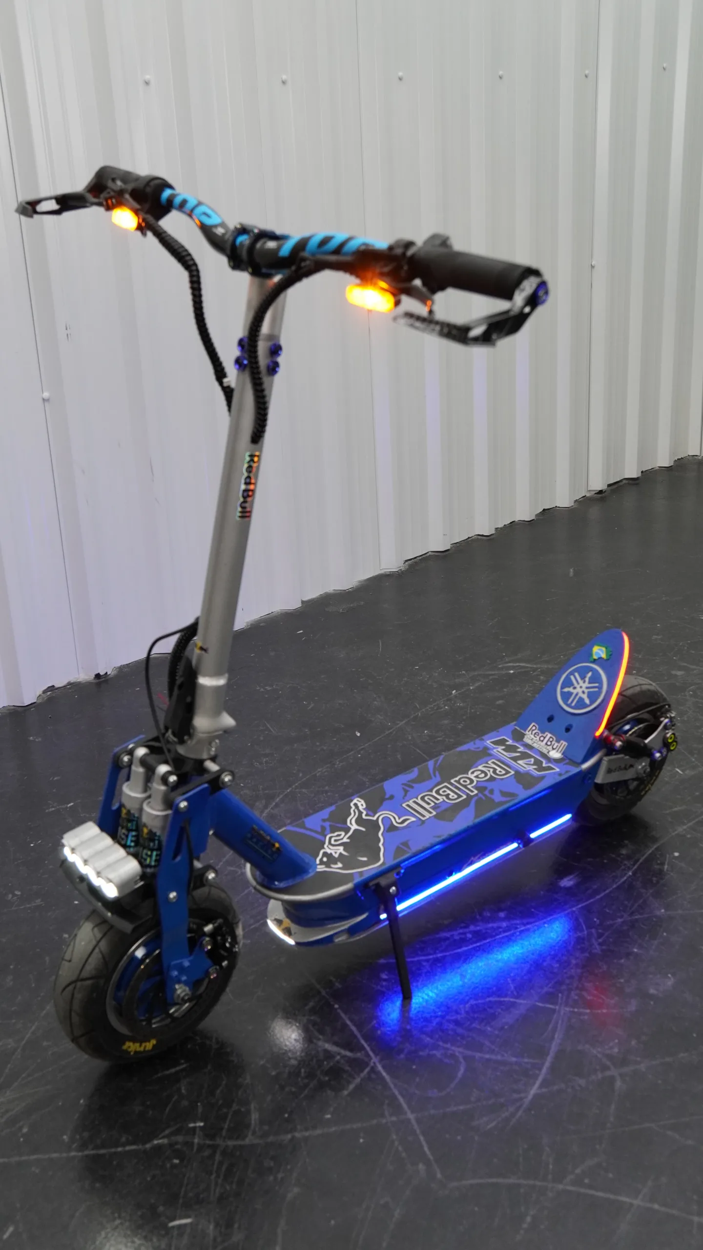 Patinete el&eacute;ctrico tuneado con luces LED en Taller del Patinete